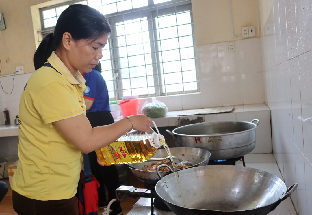 Mặc dù ba ruột mới mất nhưng chị Linh vẫn tham gia nấu ăn tình nguyện tại Bếp ăn 0 đồng.