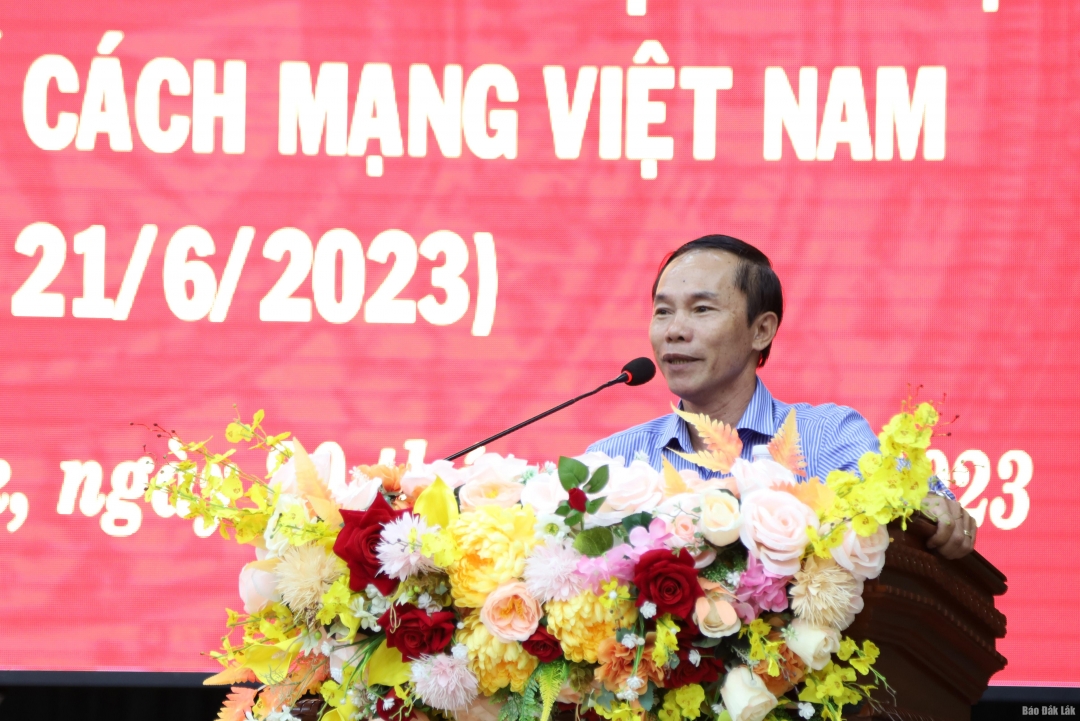 đồng chí Đinh Xuân Toản, Tổng Biên tập Báo Đắk Lắk, Phó Chủ tịch Hội nhà báo tỉnh phát biểu tại buổi gặp mặt.