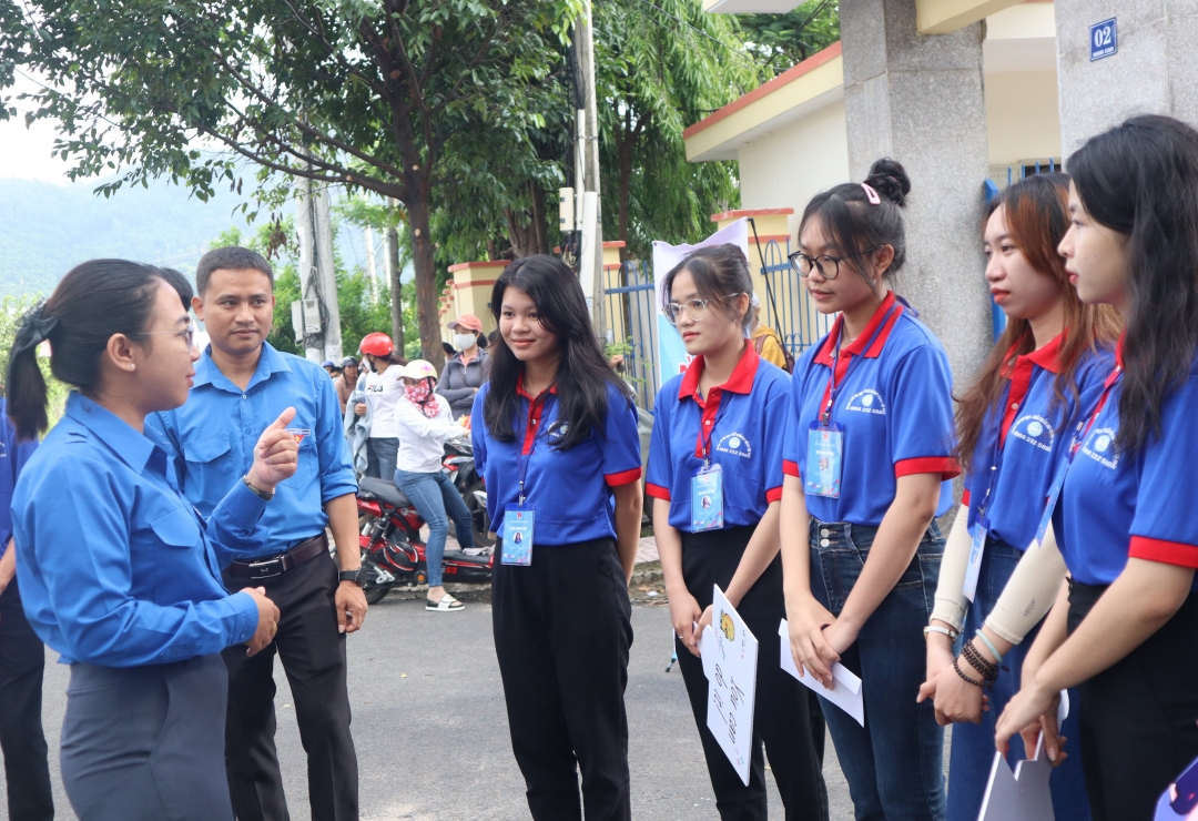 Bí thư Tỉnh Đoàn H Giang Niê hỏi thăm đội hình tình nguyện tiếp sức mùa thi tại huyện Krông Bông.