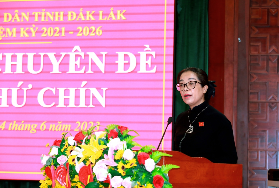 Chủ tịch HĐND tỉnh Huỳnh Thị Chiến Hòa phát biểu bế mạc Kỳ họp. Ảnh: Thế Hùng
