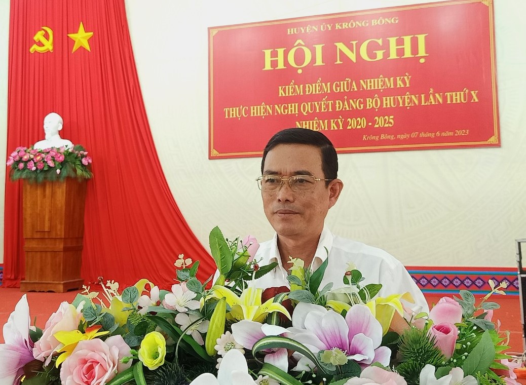 Phó Bí thư Huyện ủy, Chủ tịch UBND huyện Krông Bông Lê Văn Long thông qua dự thảo kiểm điểm giữa nhiệm kỳ thực hiện Nghị quyết Đại hội Đảng bộ huyện lần thứ X, nhiệm kỳ 2020-2025.