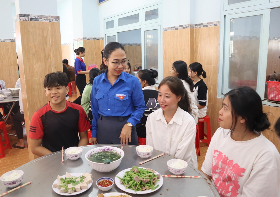 Bí thư Tỉnh Đoàn HGiang Niê thăm bếp ăn miễn phí cho các thí sinh tại huyện Lắk.
