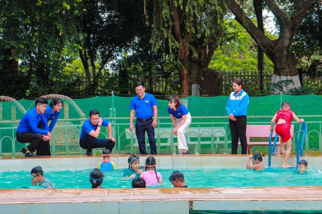 lớp dạy bơi hè cho thiếu nhi