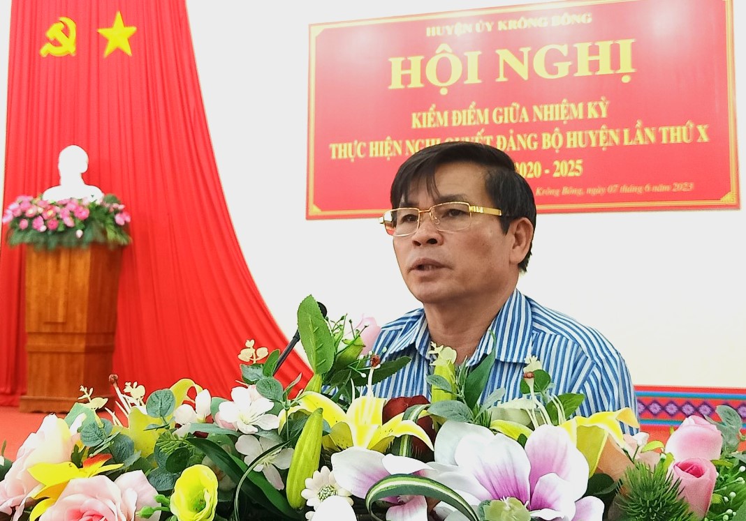 Bí thư Huyện ủy Krông Bông Đỗ Quốc Hương phát biểu tại hội nghị.