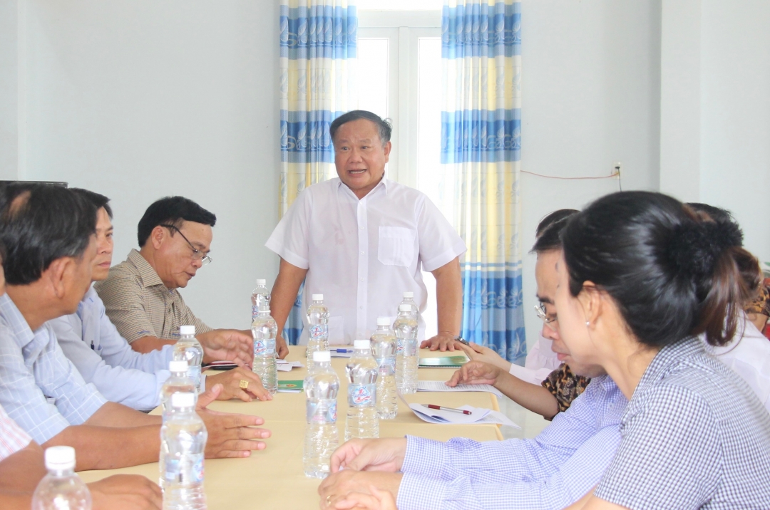 Phó Chủ tịch Trung ương Hội Nông dân Đinh Khắc Đính phát biểu tại buổi làm việc với xã Ea Ktur.