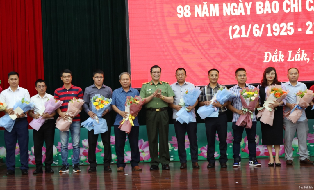 Các phóng viên, nhà báo nhận hoa chúc mừng của lãnh đạo Công an tỉnh.