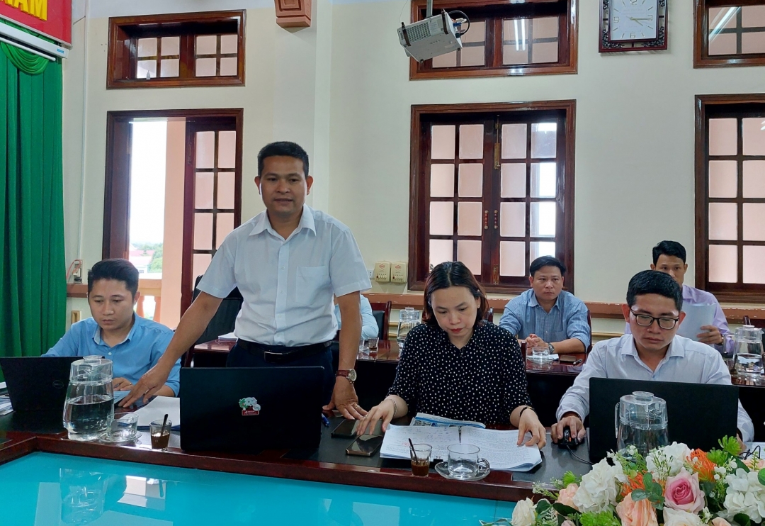 Trưởng Phòng Kiểm soát TTHC, Văn phòng UBND tỉnh, Phó Trưởng Đoàn kiểm tra 611 Nguyễn Văn Trường đánh giá công tác CCHC trên địa bàn thị xã.