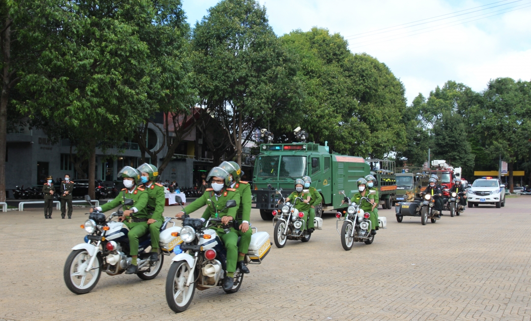 Lực lượng Công an tỉnh ra quân trong một đợt trấn công trấn áp các loại tội phạm.