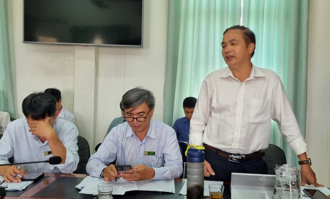 Phó Giám đốc Sở Y tế Nguyễn Trung Thành làm rõ thêm một số nội dung với Đoàn kiểm tra.