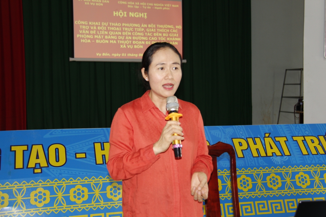 Phó Chủ tịch UBND huyện Krông Pắc Ngô Thị Minh Trinh thông tin về các chính sách khuyến khích người dân bàn giao mặt bằng sớm để thực hiện Dự án cao tốc Khánh Hòa - Buôn Ma Thuột.