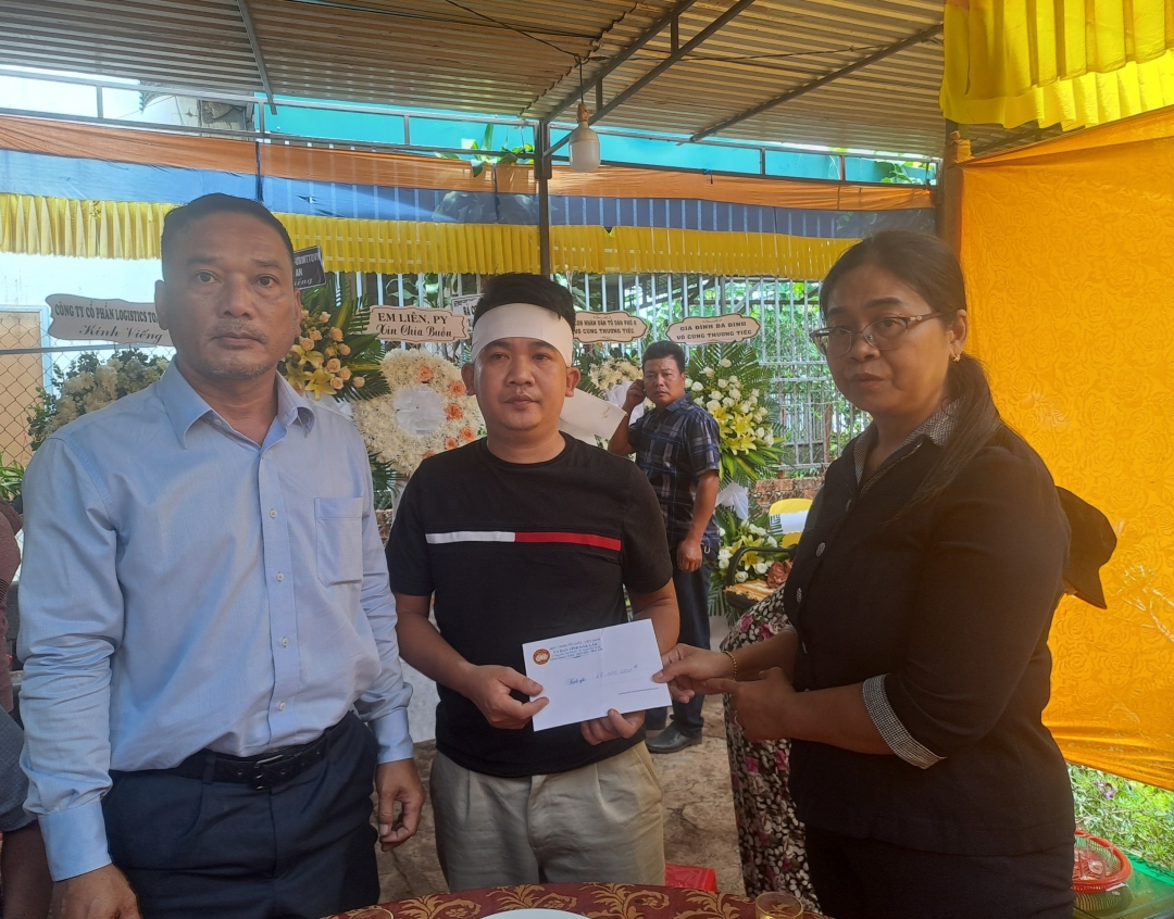 Các đồng chí đại diện lãnh đạo tỉnh trao hỗ trợ ban đầu cho gia đình anh anh L.X.H, tổ dân phố 8, phường Tân An, TP. Buôn Ma Thuột