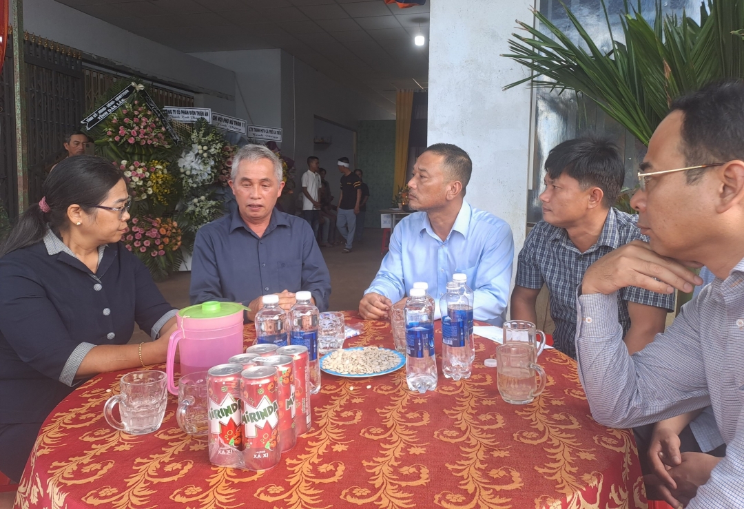 Các đồng chí trong đoàn công tác của tỉnh trò chuyện ộng viên gia đình anh H.M.K, thôn 11, xã Ea Tiêu, huyện Cư Kuin
