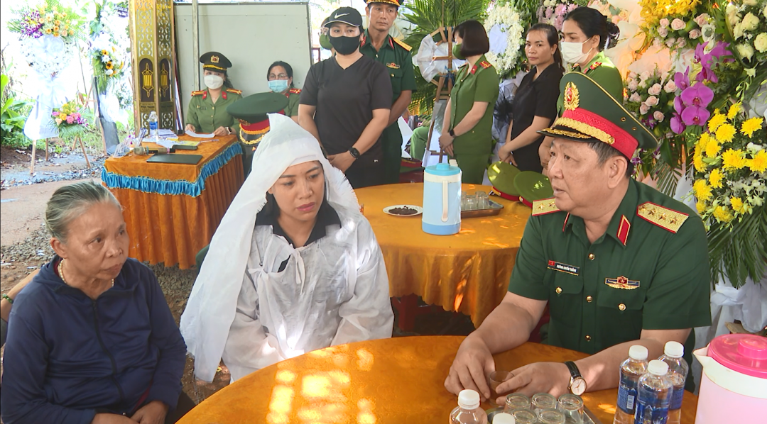 Đoàn công tác động viên gia đình Thiếu tá Hoàng Trung, cán bộ Công an xã Ea Ktur.