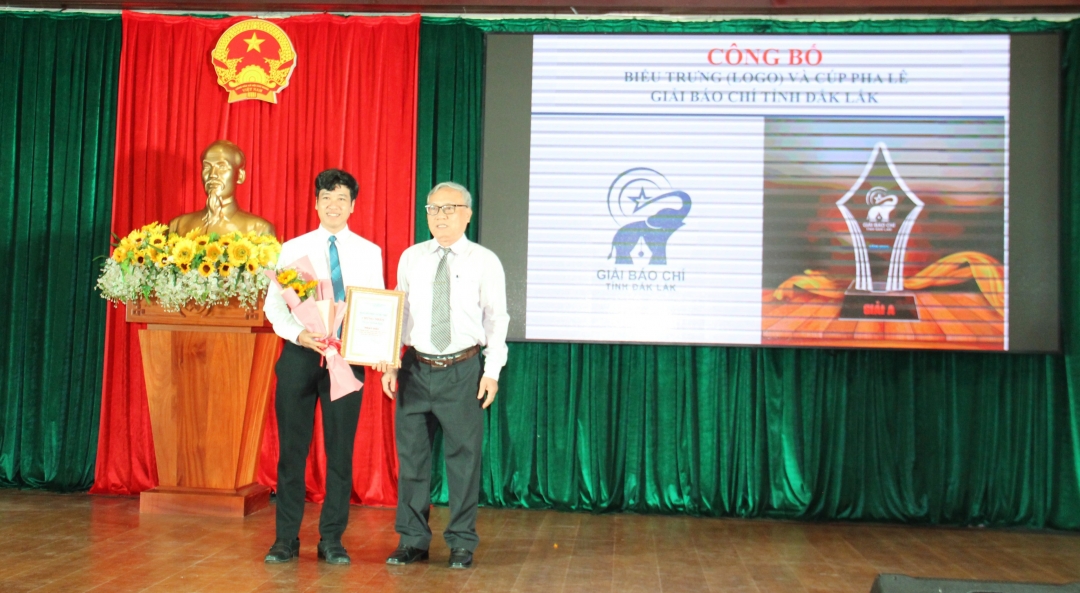 Tác giả Lý Anh Tuấn (bìa trái) có tác phẩm đạt giải biểu trưng giải báo chí tỉnh Đắk Lắk 