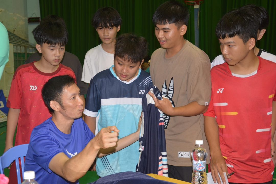 Tay vợt số 1 Việt Nam Nguyễn Tấn Minh ký tặng các tay vợt dự giải.