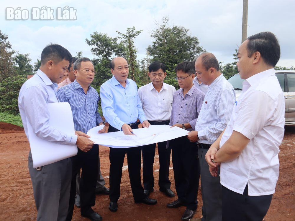 Đoàn công tác kiểm tra vị trí dự kiến diễn ra Lễ Khởi công Dự án thành phần 3 thuộc Dự án Đầu tư xây dựng đường bộ cao tốc Khánh Hòa - Buôn Ma Thuột giai đoạn 1.