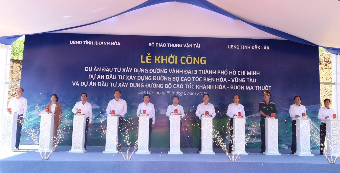 Các đại biểu bấm nút khởi công Dự án Đầu tư xây dựng đường bộ cao tốc Khánh Hòa - Buôn Ma Thuột.