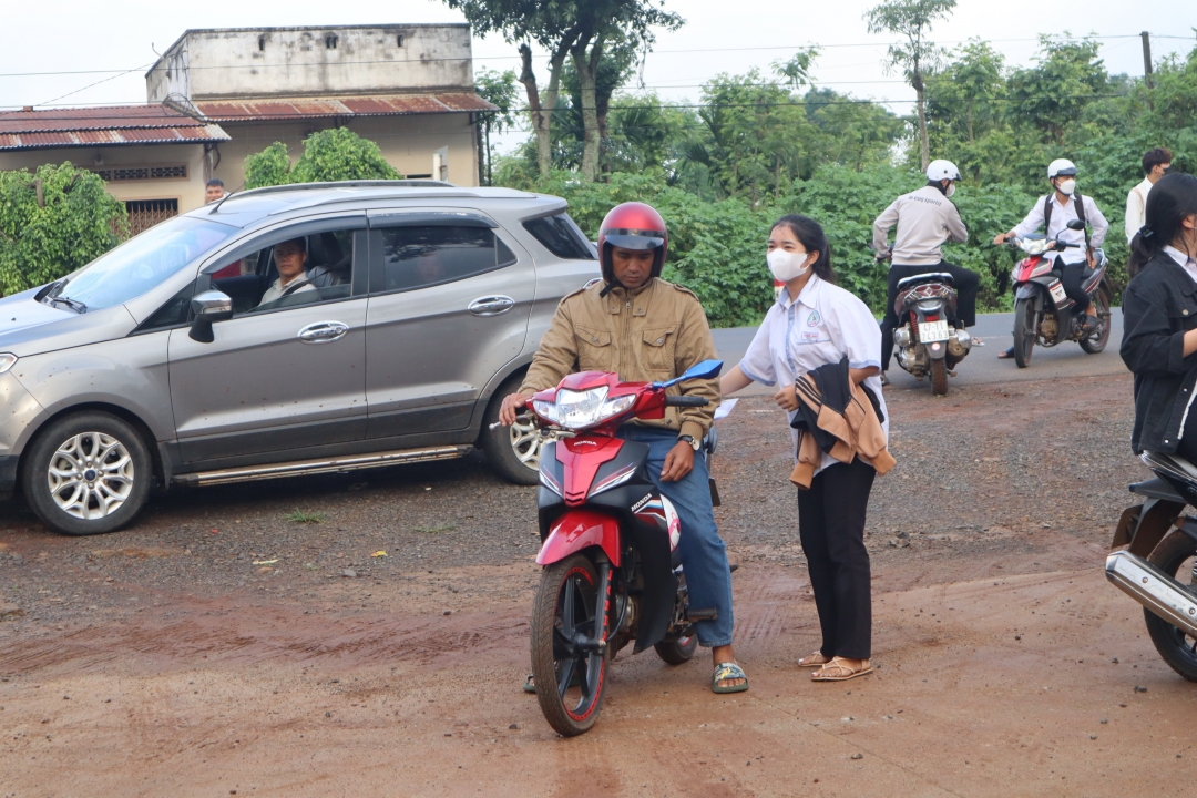 Phụ huynh đưa con đến Điểm thi