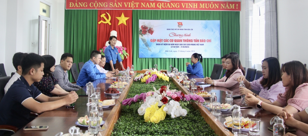 Đại biểu tham dự buổi gặp mặt.