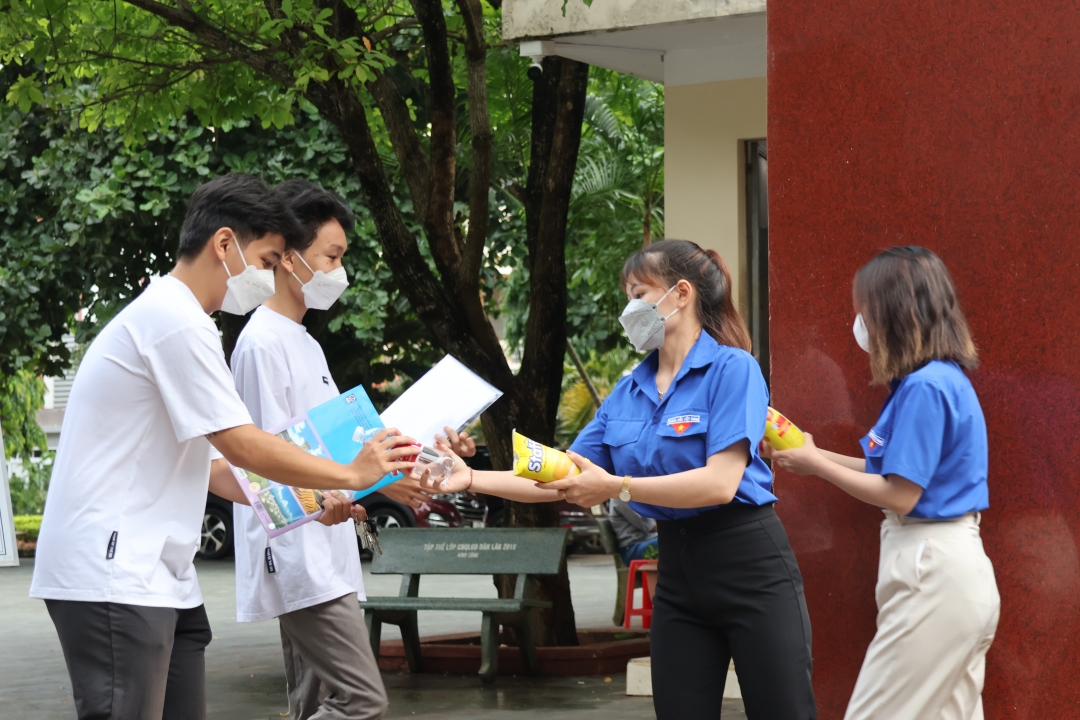 Lực lượng thanh niên tình nguyện tiếp sức mùa thi sáng 29/6 tại Điểm thi Trung tâm Giáo dục thường xuyên tỉnh