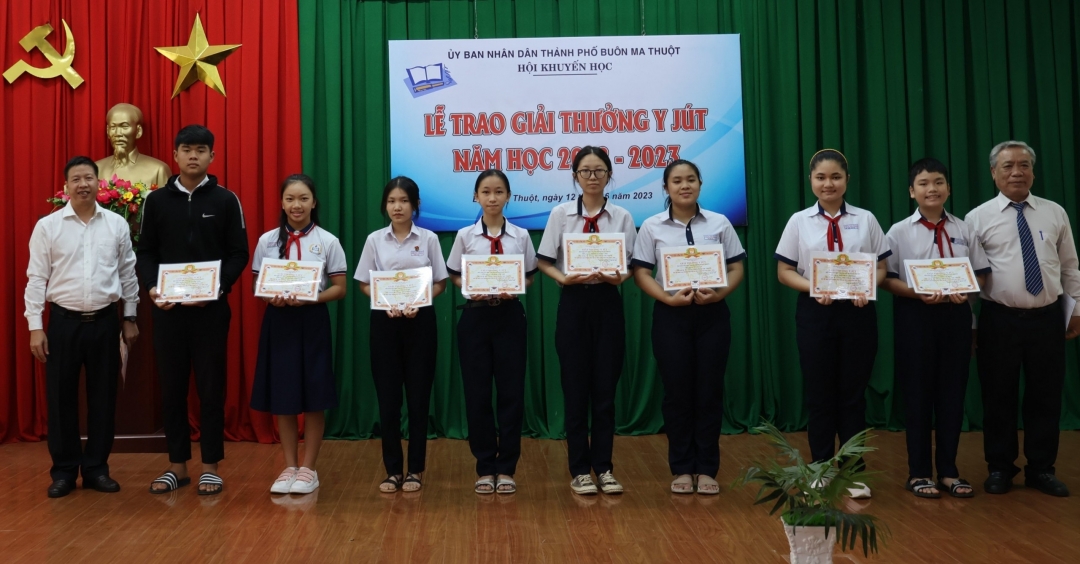 Các em học sinh đạt giải Nhất các môn văn hóa nhận Giải thưởng Y Jút tại buổi Lễ
