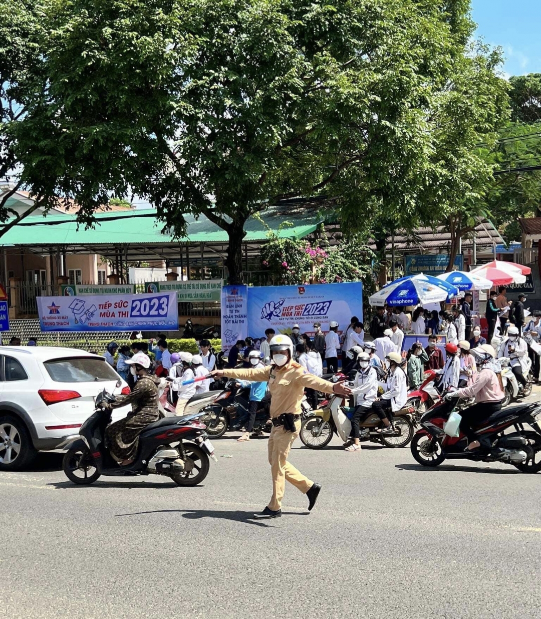 Lực lượng chức năng tham gia gìn giữ an toàn giao thông tại một điểm thi ở huyện Ea Kar.