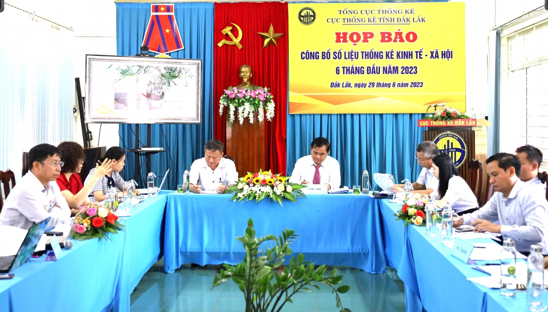 Các đại biểu tham dự buổi họp báo.