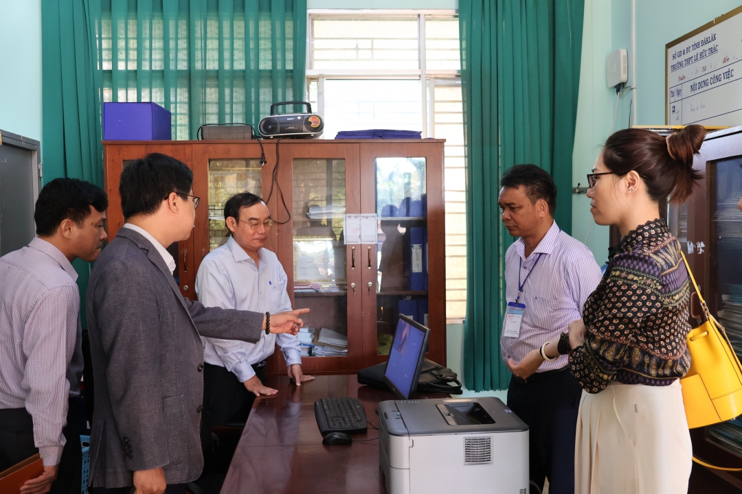 Thành viên Đoàn kiểm tra thực hiện kiểm tra thực tế tại Điểm thi Trường THPT Lê Hữu Trác (huyện Cư Mgar)
