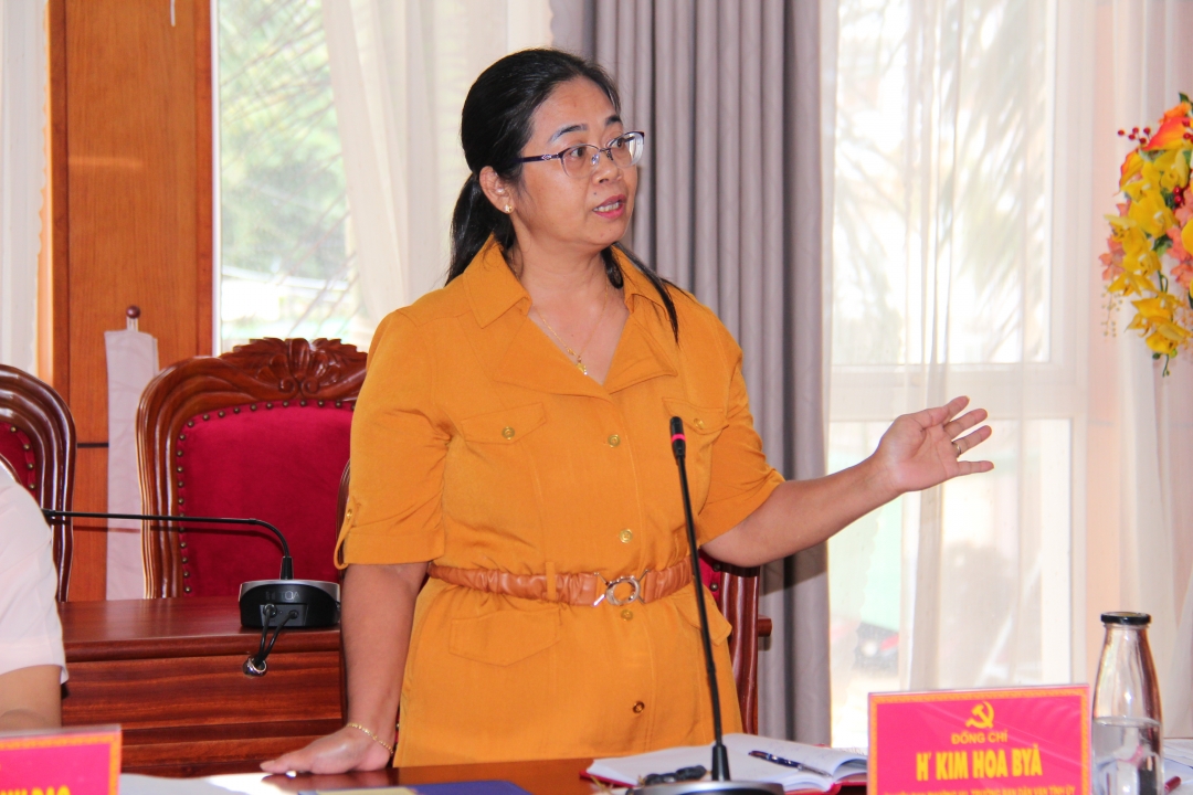 Trưởng Ban Dân vận Tỉnh ủy HKim Hoa Byă chia sẻ về phát huy vai trò của các tổ chức tôn giáo trong việc bảo tồn các giá trị văn hóa truyền thống của ĐBDTTS.