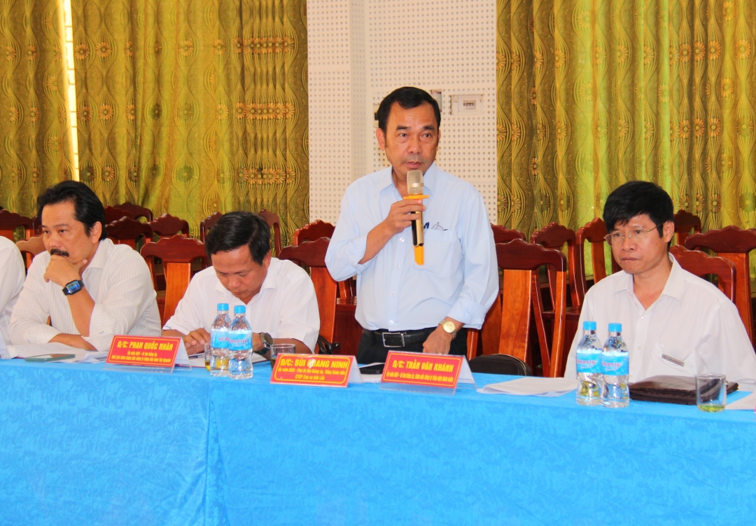 Tổng Giám đốc Công ty Cổ phần Cao su Đắk Lắk Bùi Quang Minh tham gia ý kiến tại hội nghị.