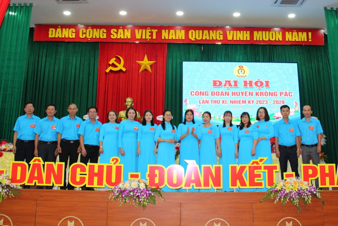 Ban Chấp hành LĐLĐ huyện Krông Pắc khóa XI, nhiệm kỳ 2023 - 2028 và đoàn đại biểu dự đại hội cấp trên ra mắt Đại hội.
