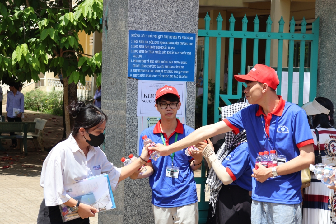 Lực lượng thanh niên tình nguyện tiếp sức mùa thi tại Điểm thi Trường THPT Chu Văn An