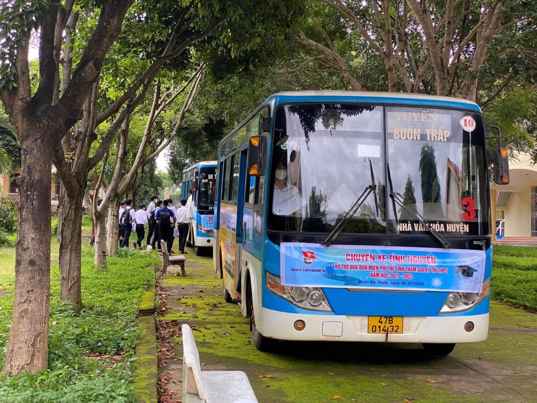 Chuyến xe tình nguyện đưa đón thí sinh trong Kỳ thi tốt nghiệp THPT năm 2022.