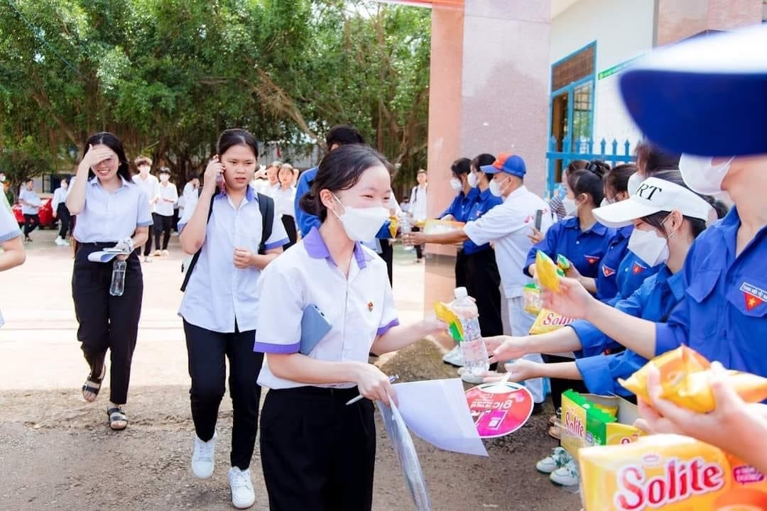 Tiếp bánh bì, nước uống.