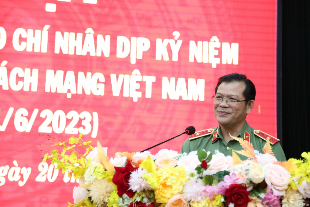 Thiếu tướng Lê Vinh Quy, Ủy viên Ban Thường vụ Tỉnh ủy, Giám đốc Công an tỉnh phát biểu tại buổi gặp mặt.