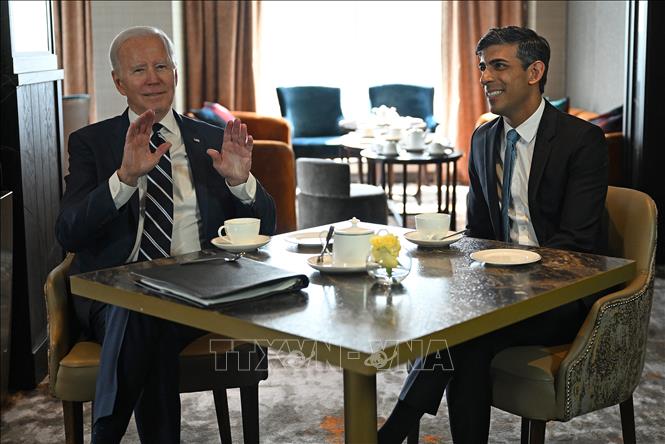 tớiTổng thống Mỹ Joe Biden (trái) và Thủ tướng Anh Rishi Sunak (phải) tại cuộc gặp ở Belfast, Bắc Ireland, ngày 12/4/2023. Ảnh: AFP/TTXVN