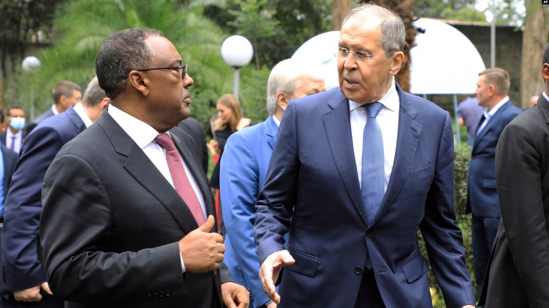 Ngoại trưởng Nga Sergey Lavrov (phải) trong một chuyến công du châu Phi. Ảnh: AP