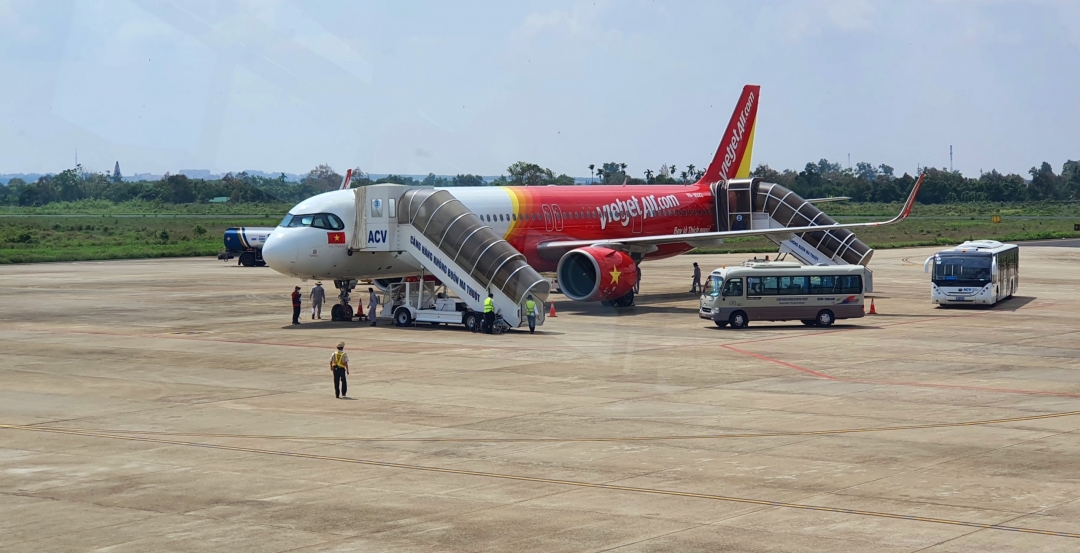 Máy bay hạ cánh tại Sân bay Buôn Ma Thuột.