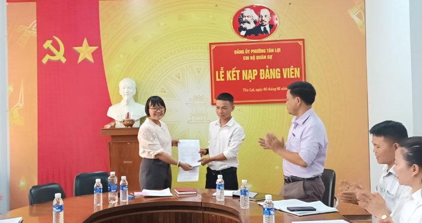 Le4ex kết nạp đảng viên mới tại Đảng bộ phường Tân Lợi (TP. Buôn Ma Thuột). 