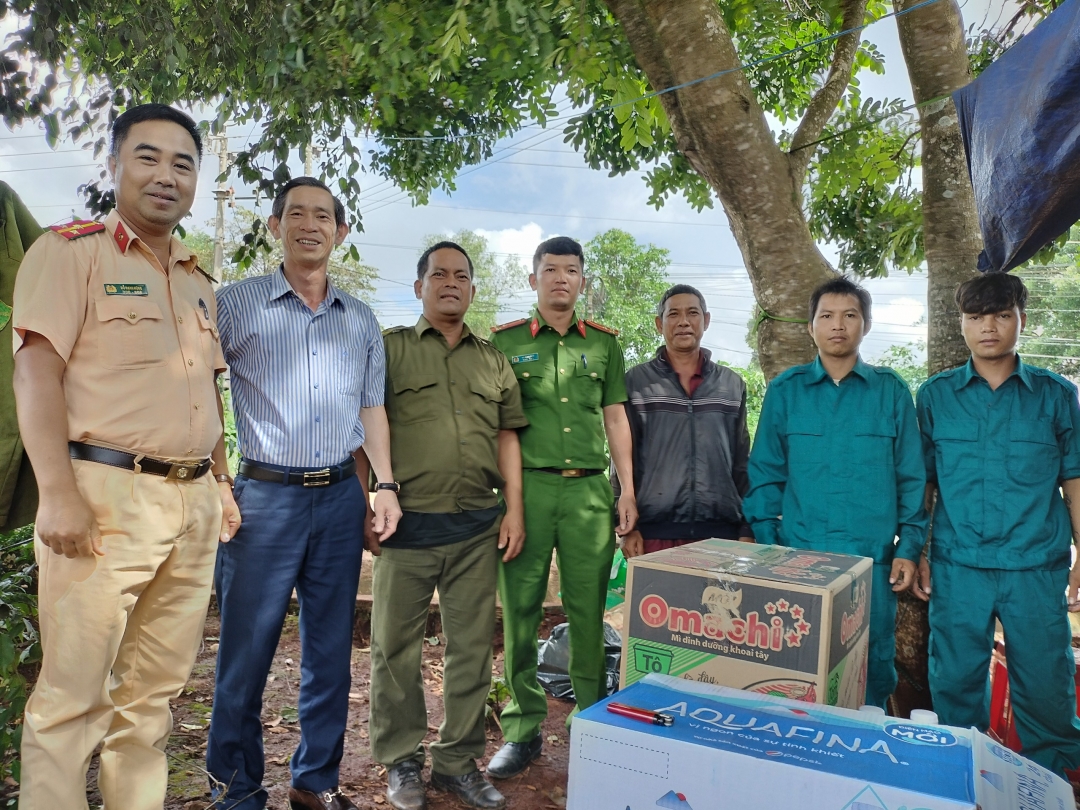Bí thư Huyện ủ y Krông Búk (thứ 2 từ trái sang) thăm động viên các chốt trực đảm bảo an ninh trật tự trên địa bàn.