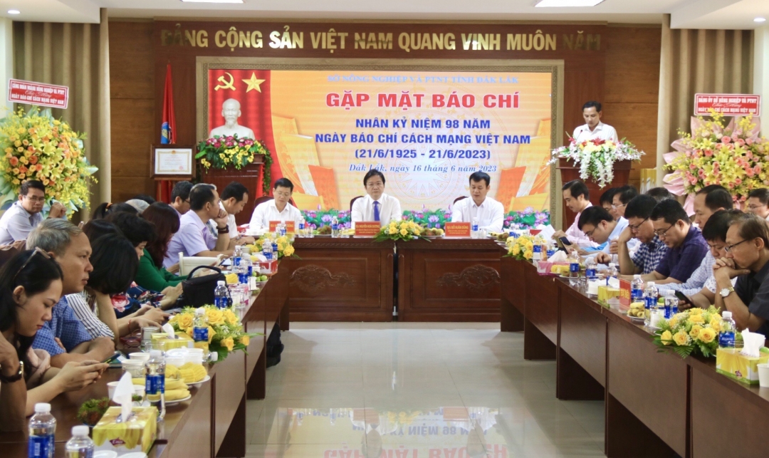 Các đại biểu tham dự buổi gặp mặt.