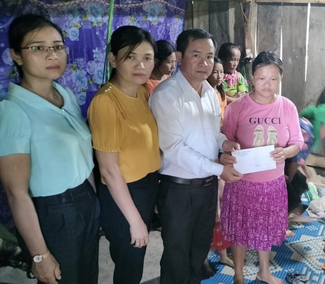 Chính quyền xã Ea Kiết đến thăm, hỗ trợ kinh phí cho gia đình nạn nhân