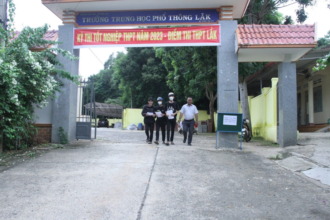 Y Sem Ja cùng các thí sinh tại Điểm thi Trường THPT huyện Lắk