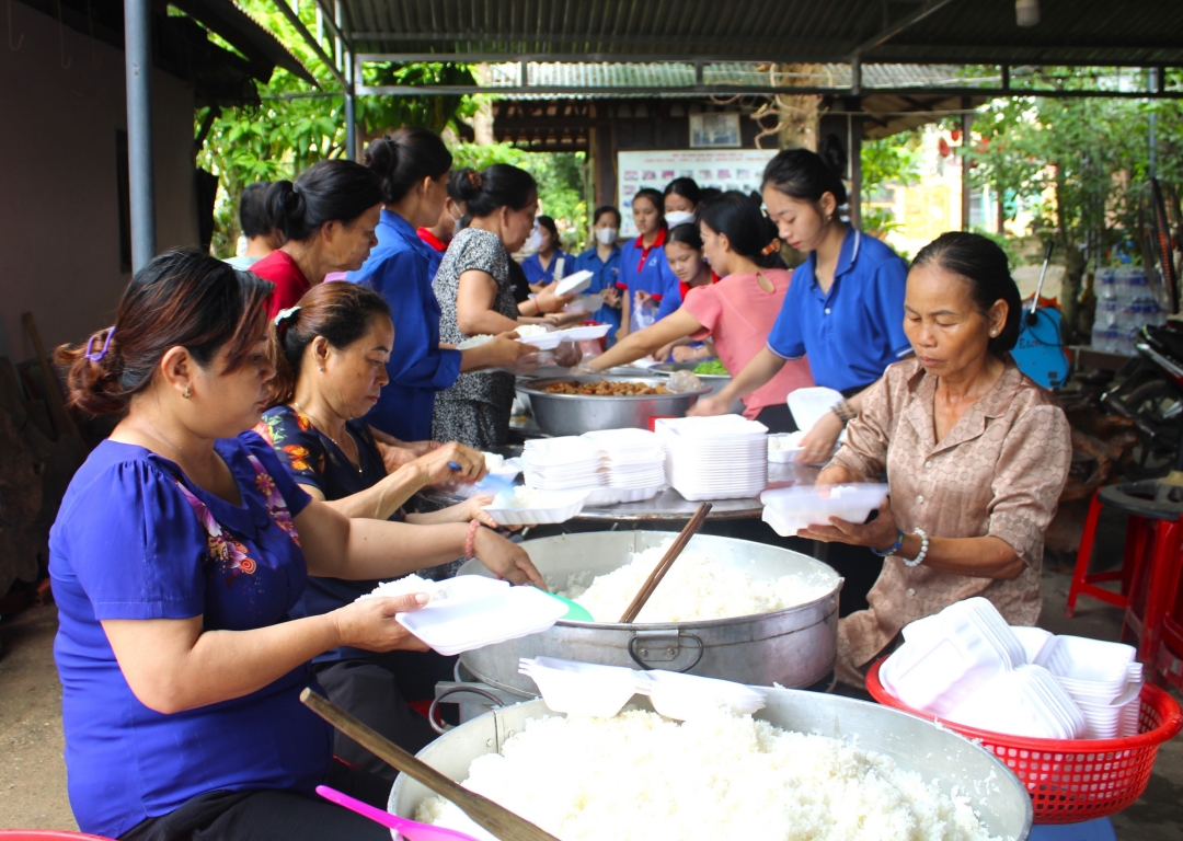 Bếp ăn tiếp sức sĩ tử tại huyện Ea Súp.