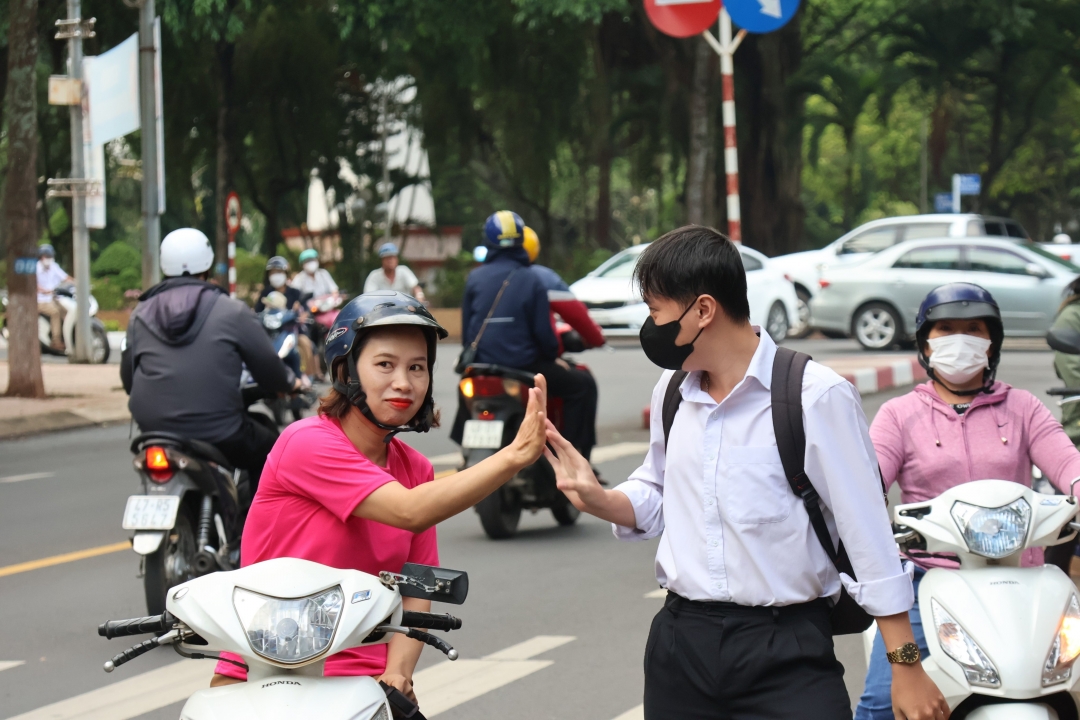 Tiếp thêm động lực cho con trước khi vào phòng thi.