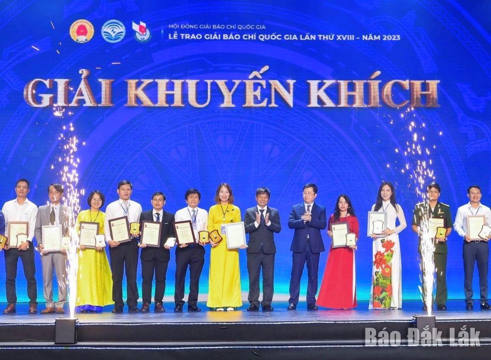 Đại diện nhóm tác giả của Báo Đắk Lắk (thứ ba, bìa trái) nhận giải Khuyến khích Giải báo chí Quốc gia.