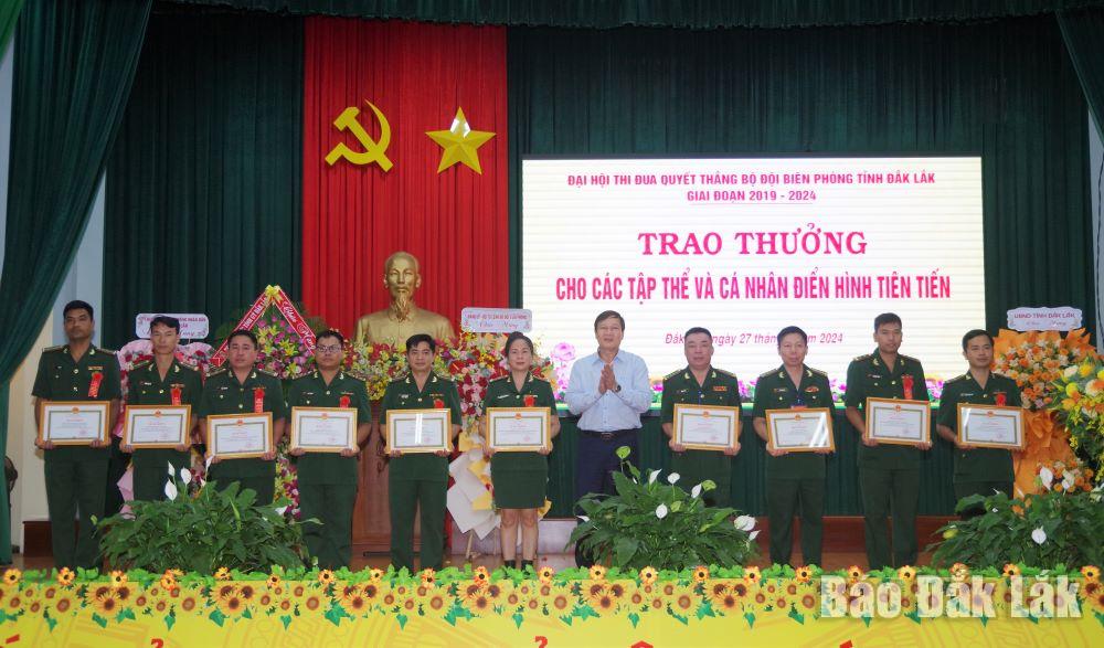 Phó Chủ tịch HĐND tỉnh Trần Phú Hùng trao Bằng khen cho các cá nhân điển hình, giai đoạn 2019 - 2024. 