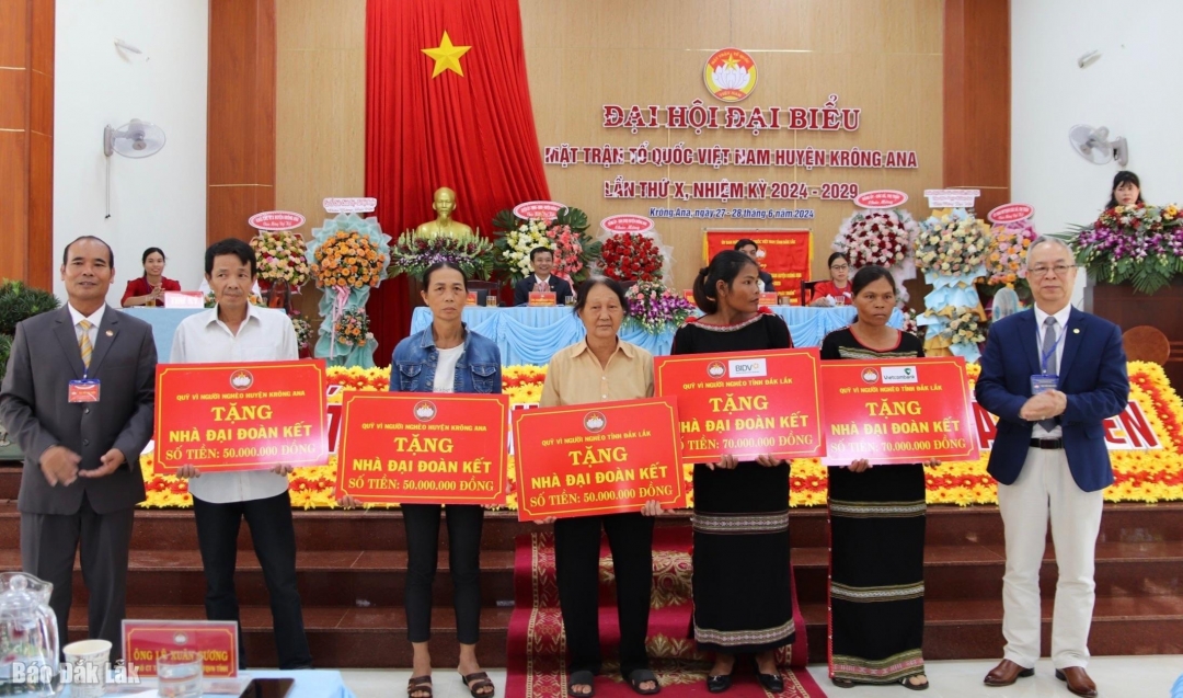 Đại diện MTTQ Việt Nam các xã nhận bảng tượng trưng hỗ trợ xây dựng nhà Đại đoàn kết cho hộ nghèo, hộ đặc biệt khó khăn.