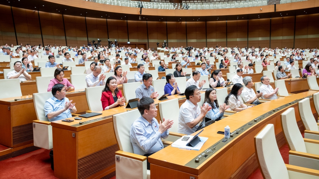 Các ĐBQH tán thành với việc thông qua Nghị quyết về Chương trình giám sát của Quốc hội năm 2025. Ảnh: quochoi.vn