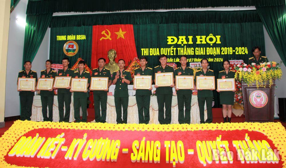 Thượng tá Cao Xuân Đức, Chính ủy Trung đoàn tặng Giấy khen các tập thể, cá nhân.